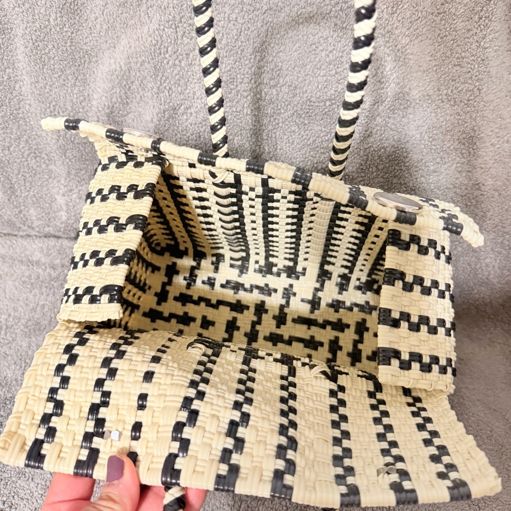 New Handwoven plastic bag, magnetic clasp, waterproof and hand washable,Chic! - Picture 3 of 10